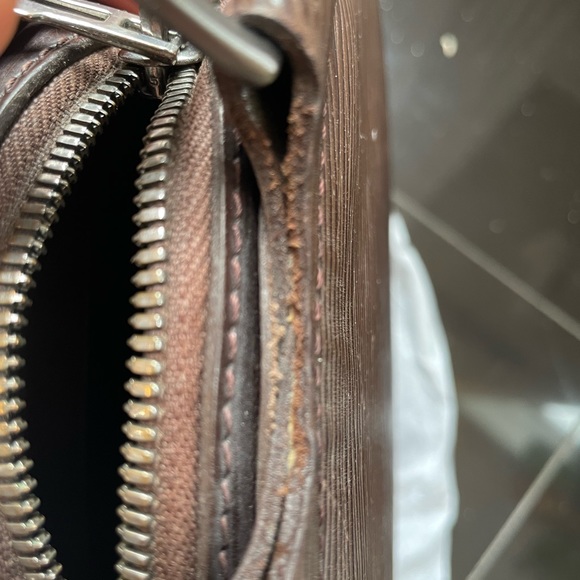 This is not a barely used purse - Picture 12 of 16